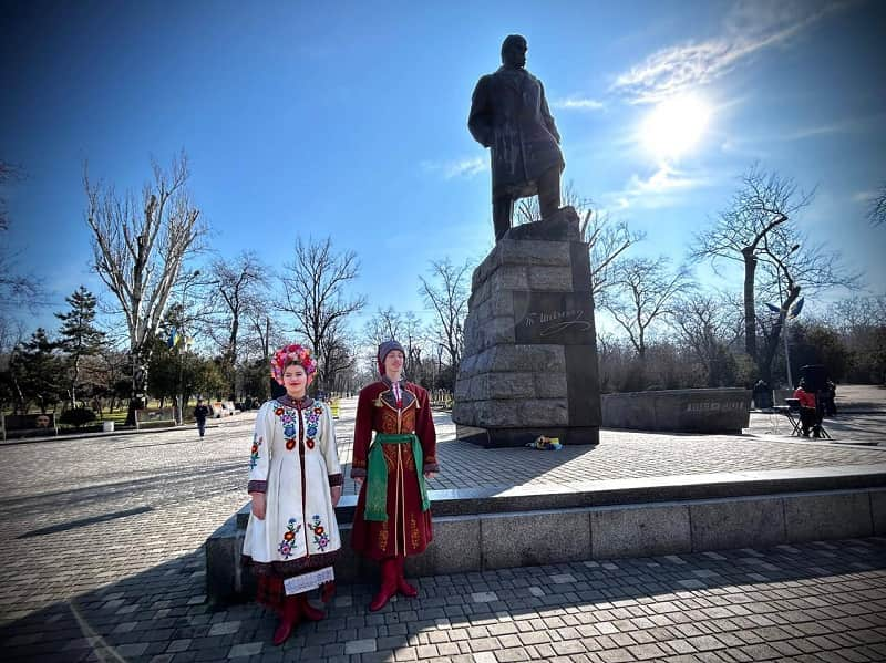 У памятника Шевченко в Одессе