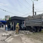 В Запорожье грузовик въехал в магазин: есть пострадавшие (ФОТО)