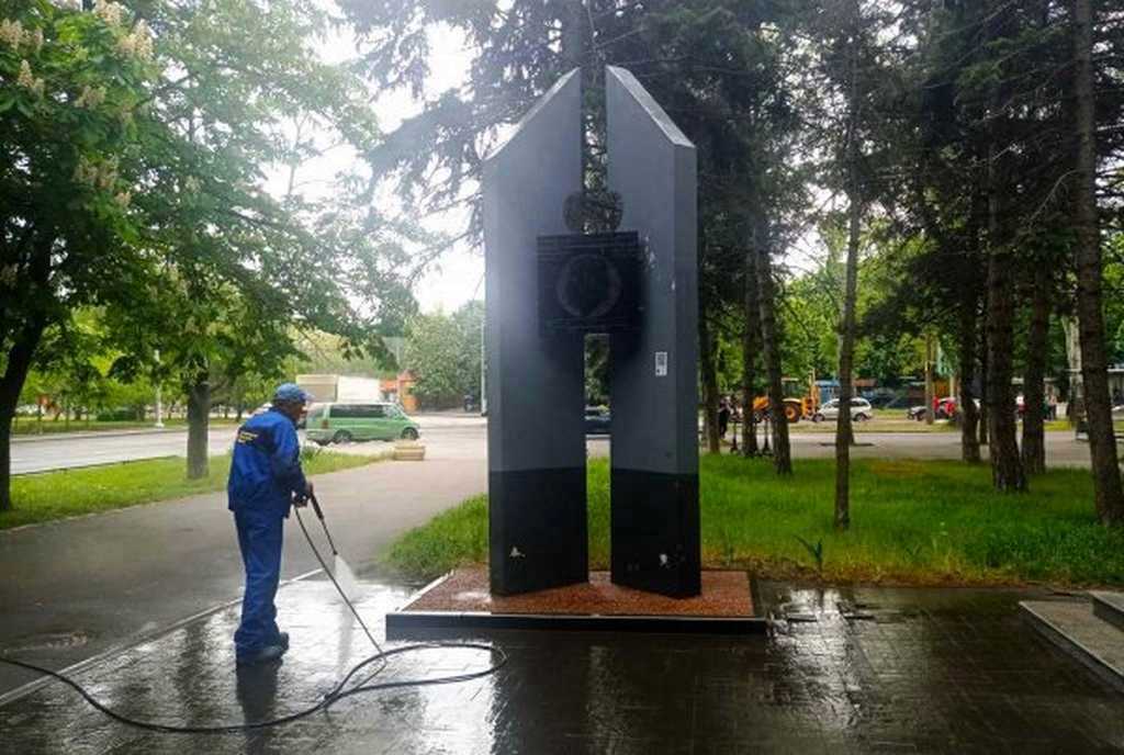 мытьё памятника