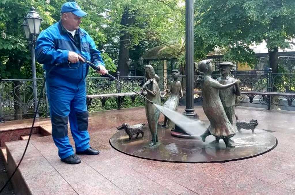 мытьё памятника