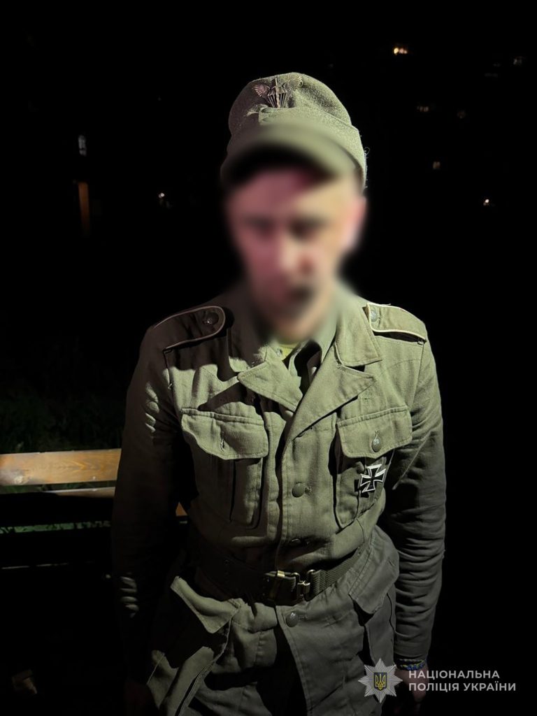 У Запоріжжі затримали чоловіка, який прогулявся у формі Третього рейху з боєприпасами